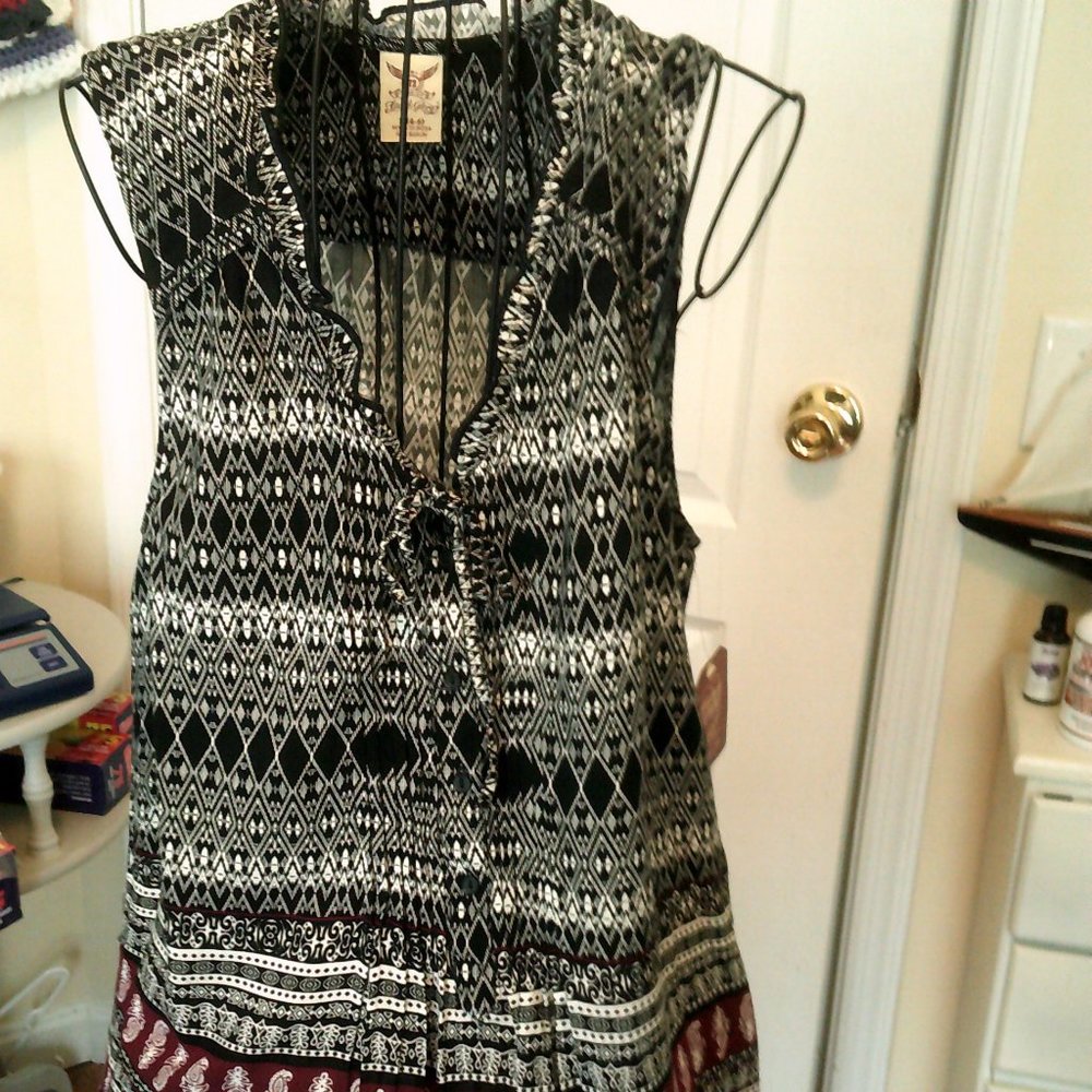 NWT Geometric Tunic To; in Black and Burgundy Size S 4-6